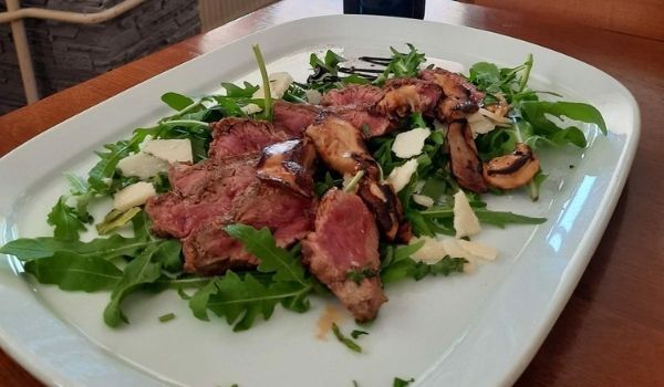 Roastbeef tagliata s popečenimi jurčki