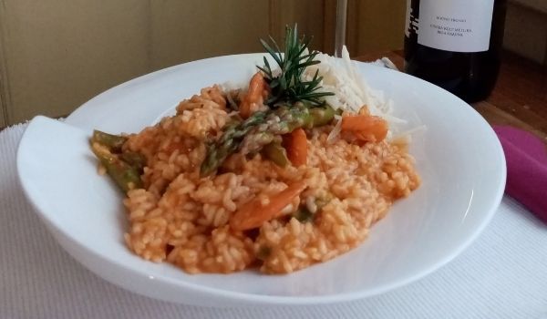 Rižota s šparglji in gamberi